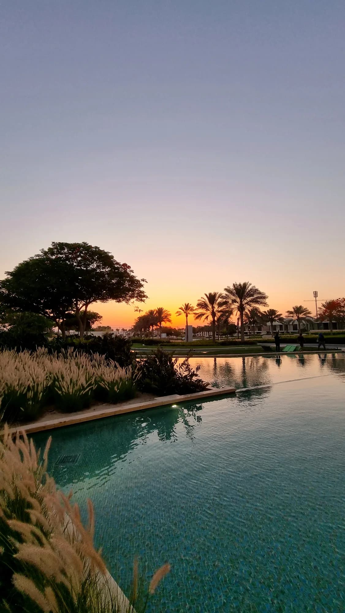 Dubai Hills au coucher du soleil — photographie, 2022.