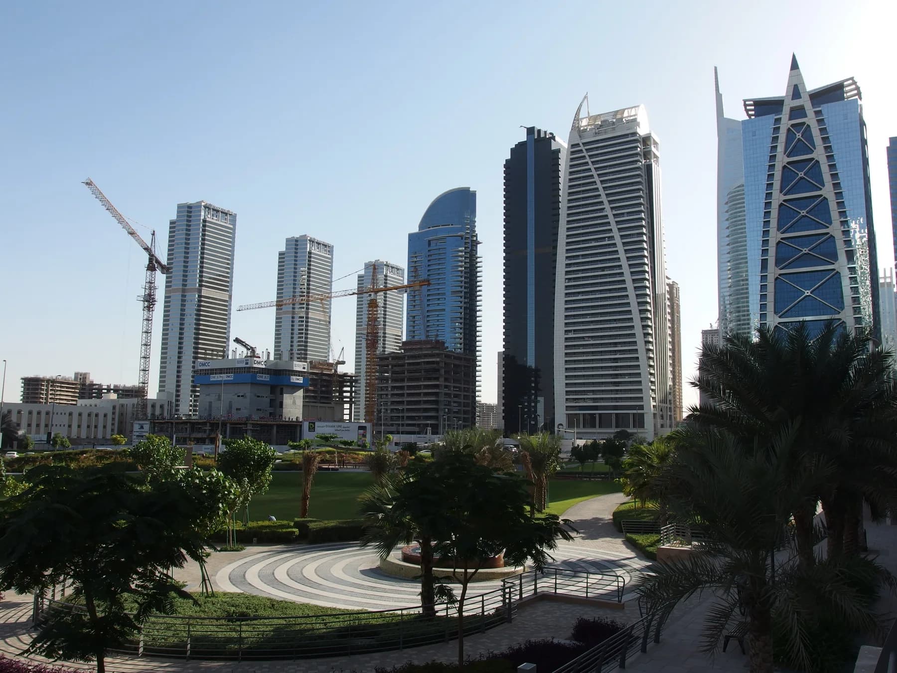 Le parc de Jumeirah Lake Towers — photographie d’archive, 2014.