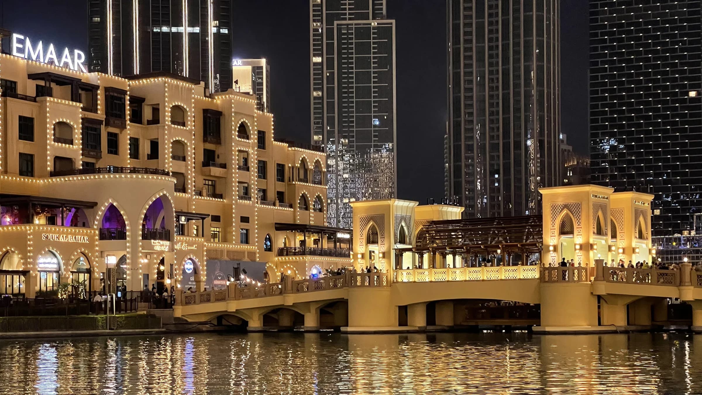 Souk Al Bahar en el Downtown Dubai — fotografía nocturna, 9 de agosto de 2023.